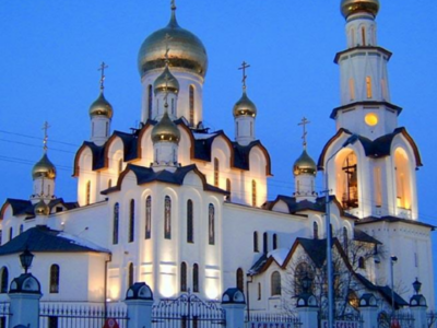 Храм Преображения Господня – главный храм города Сургута и один из красивейших храмов Ханты-Мансийского округа.
Для строительства храма было отведено живописное место возле реки. Рядом со святой обителью посадили кедры, специально привезённые с Алтая.