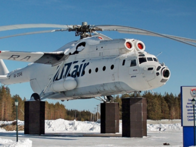 Памятник авиаторам Сибири к 40 летию с момента образования Сургутского объединенного авиаотряда установлен на площади перед аэровокзалом Сургута. В качестве памятника на специальном постаменте установлен вертолет Ми-6. Вертолеты Ми-6 внесли огромный вклад в освоение Западной Сибири. Являясь долгое время самым мощным и грузоподъемным вертолетом, эта машина зарекомендовала себя как надежный незаменимый помощник. В суровых условиях Севера Ми-6 выполняли трудную работу, помогая геологам и нефтяникам, газовикам и энергетикам.