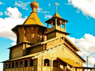 Историко-культурный центр Старый Сургут - это единственный в городе историко-этнографический комплекс, который воспроизводит сургутское деревянное зодчество рубежа XIX-XX веков. Здесь можно ознакомиться с элементами казачьего быта, генеалогическим древом старинных сургутских казачьих родов, увидеть макет острога города Сургута конца 16в., обмундирование казаков и др. На территории центра действует постоянная экспозиции: ✔культурное наследие угорских народов; ✔уклад жизни ханты и манси; ✔легенды и сказания Северной земли. 