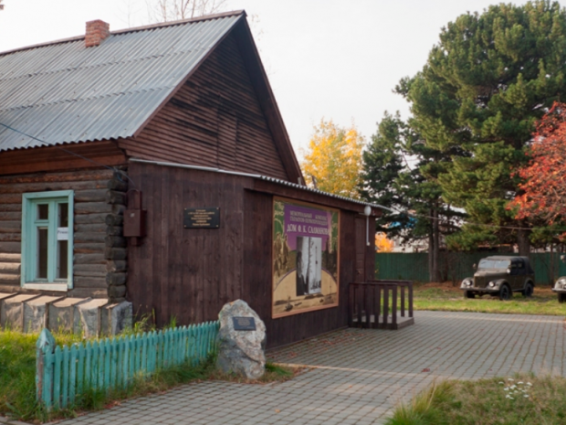 Дом Ф. Салманова, первооткрыватель нефти в Сибири, доктор геолого-минералогических наук, член-корреспондент РАН проживал со своей семьей с 1957 по 1961 годы. Салманов в августе 1957 года самовольно и тайком увел свою геологическую партию в Сургут, уверенный в том, что там есть нефть. Первая скважина в районе селения Мегион дала фонтан нефти 21 марта 1961 года. Проработав в Западной Сибири более 30 лет, он стал первооткрывателем и участником открытий на Тюменском севере более 130 месторождений ;чёрного золота и голубого топлива. 