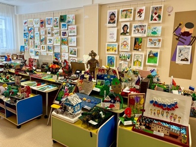 В рамках фестиваля - конкурса детского творчества «Звездная капель» на базе нашего детского сада была организована выставка творческих работ участников конкурса.



Дети вместе с родителями с большим удовольствием рассматривали экспонаты выставки, получив массу положительных эмоций!