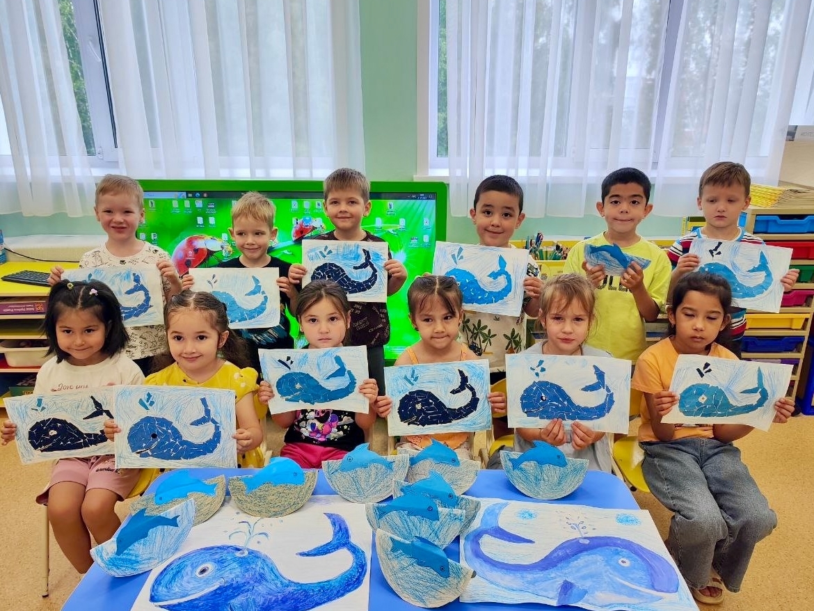 23 июля - Всемирный день китов и дельфинов 


Они- как корабли, на море,
Умны, отважны и легки.
Здесь рассекают смело волны
Их голубые плавники!


А знаете ли вы, что 23 июля отмечается Всемирный день китов и дельфинов? Ребята из группы «Росинка» не остались в стороне от этого события. Они познакомились со сказкой Ириса Ревю «Рыба-кит, на котором город стоит», рассмотрели фотографии различных видов китов.