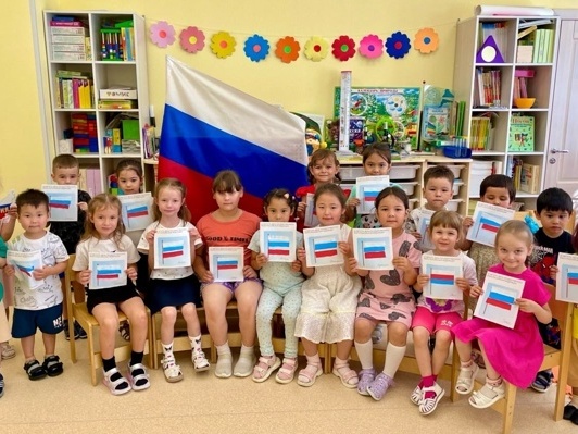 Выставка "Российский флаг". Воспитанники группы "Веснушка" подготовили для выставки аппликацию "Российский флаг". Ребята проявили свою креативность и больше узнали о символике нашего государства.    Мы гордимся нашей Великой страной!